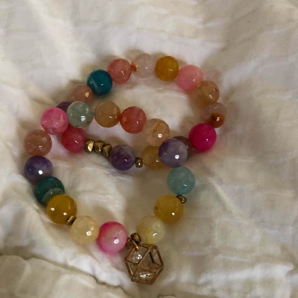 Stretch bracelet with charm.